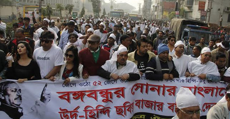 কাফনের কাপড় পরে রাস্তায় চলচ্চিত্র শিল্পীরা