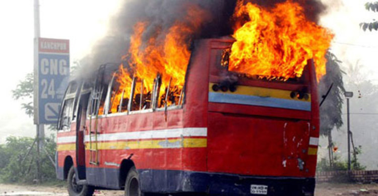 খামারবাড়ীতে বাসে আগুন : ২ ছাত্রী দগ্ধসহ আহত ৩