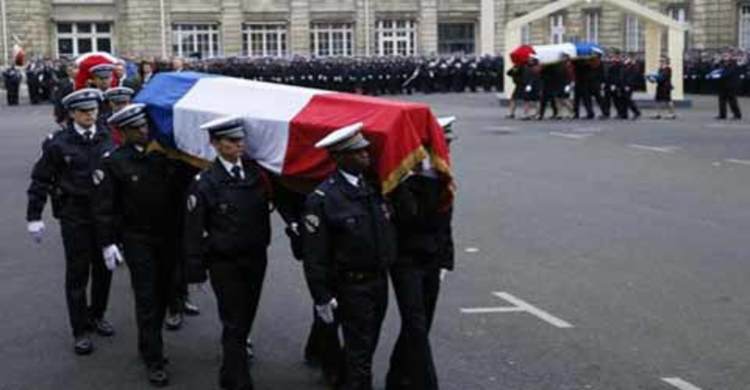 ফরাসি পুলিশরা রাষ্ট্রীয় মর্যাদায় সমাহিত