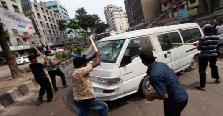 হাতিরপুলে ছাত্রদলের মিছিল : ৪০টি গাড়ি ভাঙচুর