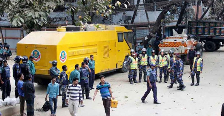 সাংবাদিকরাও পেপার স্প্রের শিকার