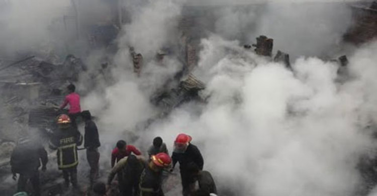 কাঁটাসুর বস্তির আগুন নিয়ন্ত্রণে