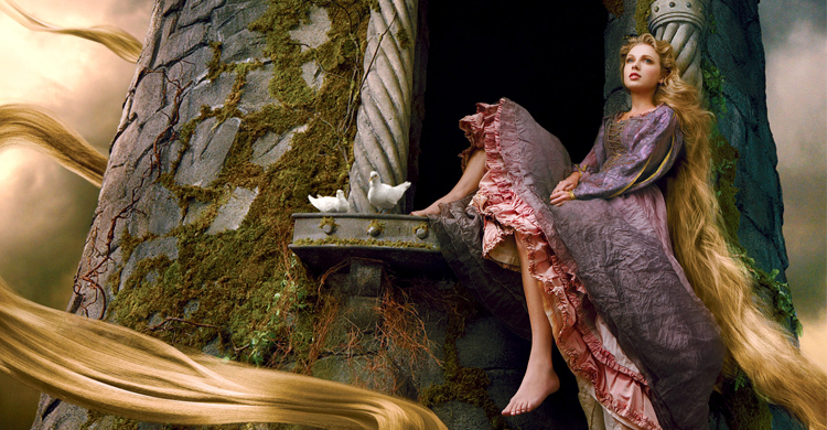 টেলরের খোলামেলা ছবি প্রকাশের হুমকি (ভিডিও)