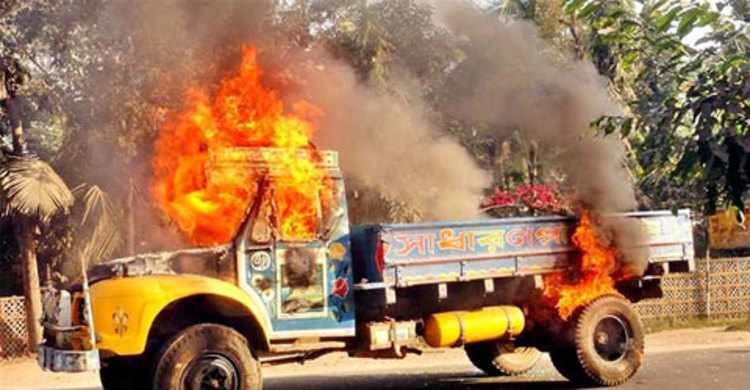 রাজধানীতে ট্রাকে আগুন ও ককটেল বিস্ফোরণ
