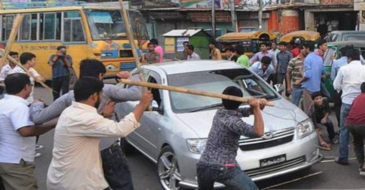 ধানমন্ডিতে গাড়ি ভাংচুর
