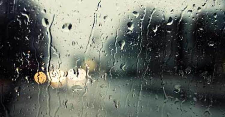 শীতের রাতে হঠাৎ বৃষ্টি