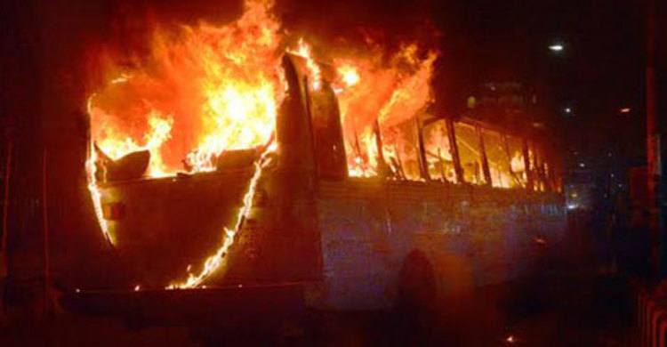 নওগাঁয় ৩টি বাসে আগুন 