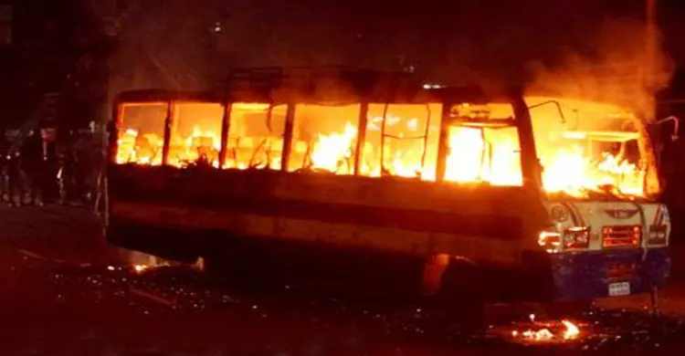 রাজধানীতে বাসে আগুন, ককটেল বিস্ফোরণ : জনমনে আতঙ্ক