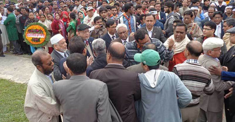 শোভাযাত্রায় শারীরিক নির্যাতন: ছাত্রলীগে হাতাহাতি