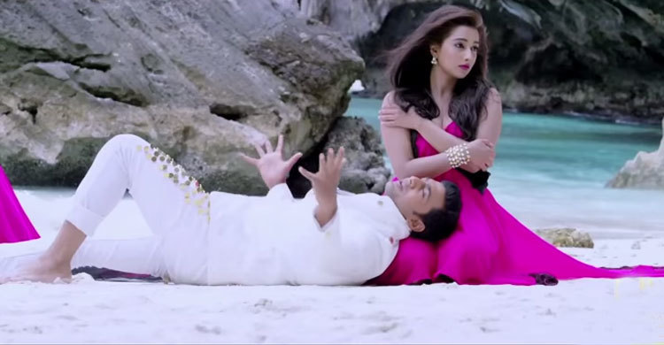 রোমান্সে ভিজলেন দেব-সায়ন্তিকা (ভিডিও)