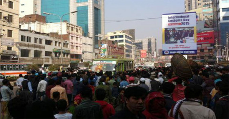 কারওয়ান বাজারে যাত্রীবাহী বাসে ককটেল নিক্ষেপ