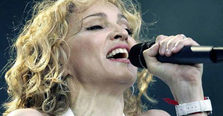 আবারো বিতর্কে জড়ালেন পপস্টার ম্যাডোনা