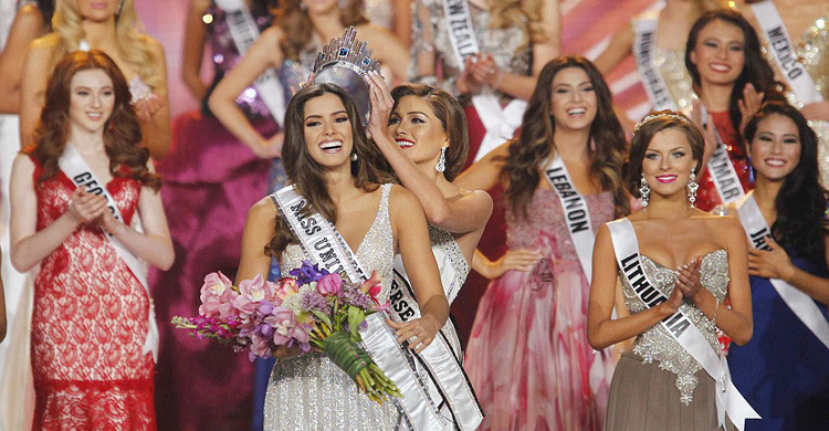 বিশ্ব সুন্দরী পৌলিনা ভেগা (দেখুন ছবিতে)