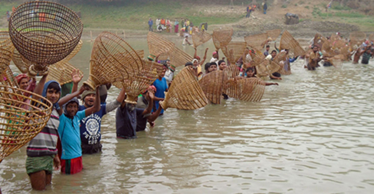 মাছ ধরার মহাৎসবে বাইছিলরা