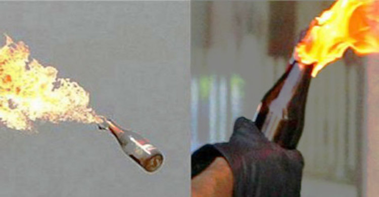 চাঁদপুরে থানার সামনে ককটেল বিস্ফোরণ : বোমাসহ শিক্ষক আটক