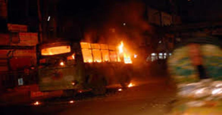 কিশোরগঞ্জে যাত্রীবাহী বাসে পেট্রোলবোমা নিক্ষেপ, দগ্ধ ২