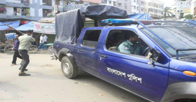 এবার পুলিশের গাড়িতে বোমা হামলা