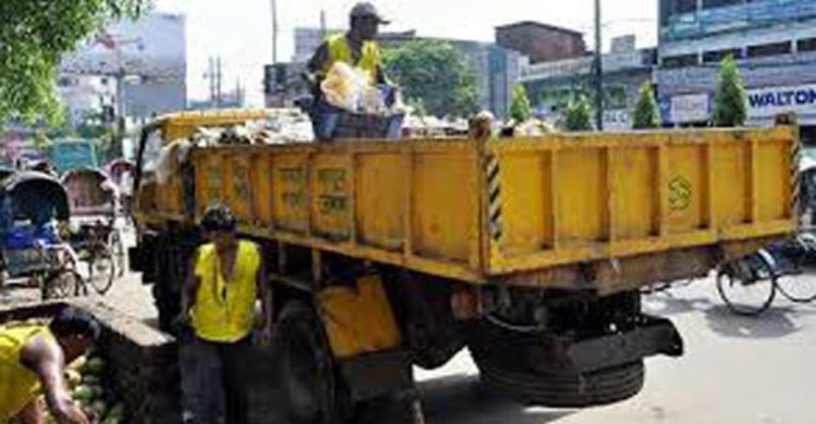 বিএনপি কার্যালয়ের সামনে দুটি ময়লার গাড়ি