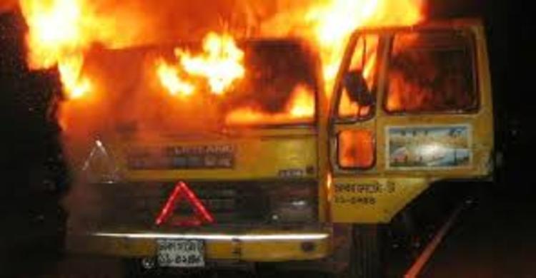 নোয়াখালিতে ট্রাকে পেট্রোলবোমা নিক্ষেপ