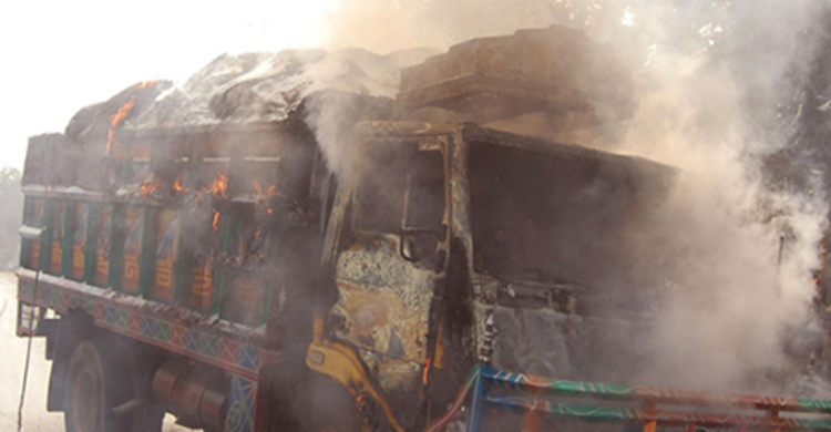 কুমিল্লায় ট্রাকে আগুন