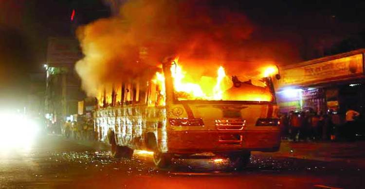 পোস্তগোলায় যাত্রীবাহী বাসে আগুন