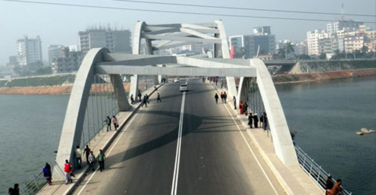 হাতিরঝিলে পিকআপ উল্টে আহত ৮