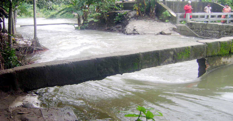 নড়াইলে স্লুইস গেট ভেঙে সহস্রাধিক পরিবার পানিবন্দি