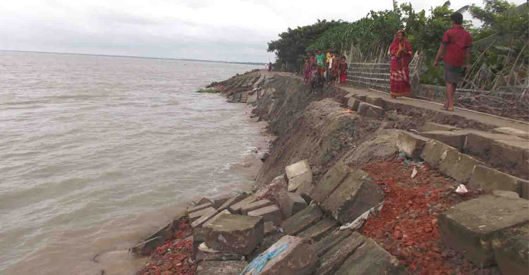 বলেশ্বর নদীর ভাঙন : শত শত বসতবাড়ি নদীগর্ভে