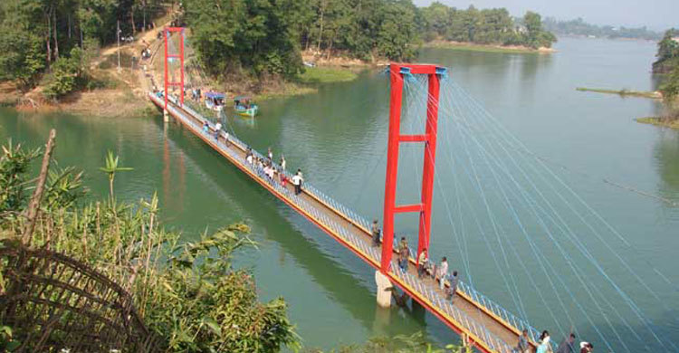 রাঙামাটিতে পর্যটকদের উপচে পড়া ভিড়