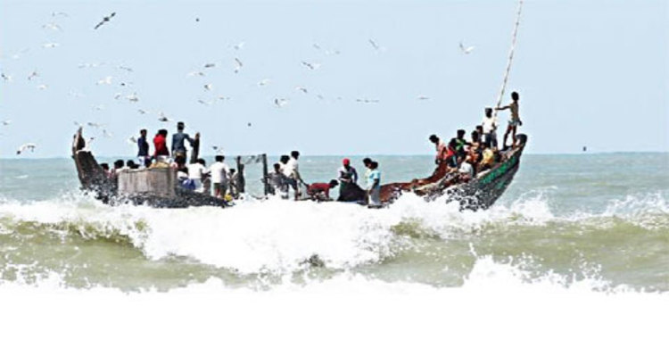 সাগর উত্তাল : ঝুঁকি নিয়ে মাছ ধরছে অনেক ট্রলার
