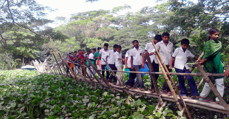 বাঁশের সাঁকো দিয়েই চলছে ঝুঁকিপূর্ণ পারাপার