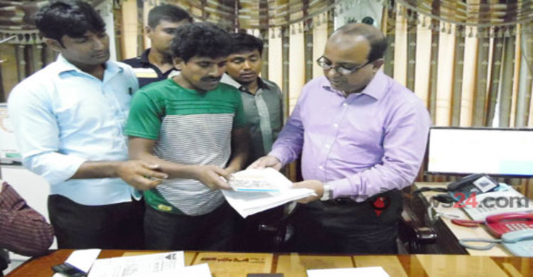 শ্যামনগরে নদীর বেড়িবাঁধ সংস্কারের দাবিতে স্মারকলিপি