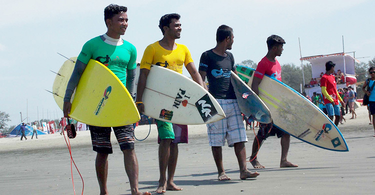 সৈকতে প্রথমবারের মতো পক্ষকালব্যাপী সার্ফিং প্রশিক্ষণ