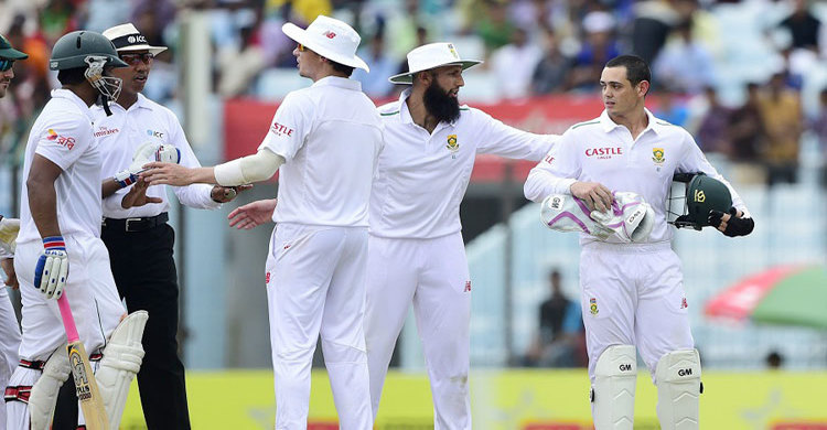 তামিমকে ডি ককের ধাক্কা 