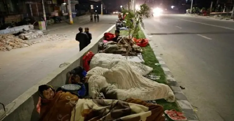 ভূমিকম্পে সব হারিয়ে খোলা আকাশই এখন তাদের ছাদ