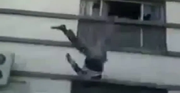 ছাত্রকে তিনতলা থেকে ফেলে দিলেন শিক্ষক