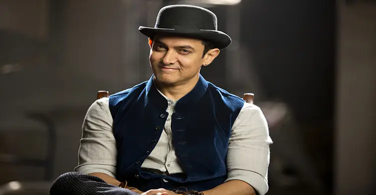 হঠাৎ চুমুতে আমির খান! 