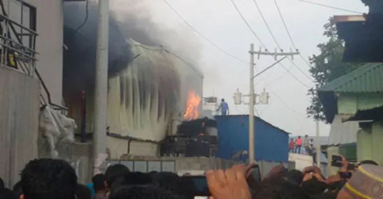 আশুলিয়ায় প্লাস্টিক কারখানায় আগুন