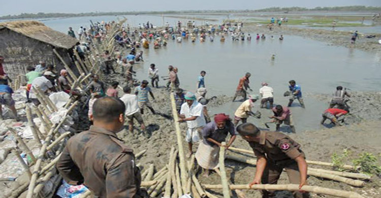 এলাকাবাসীর উদ্যোগে সাতক্ষীরায় নদীর বেড়িবাঁধ সংস্কার
