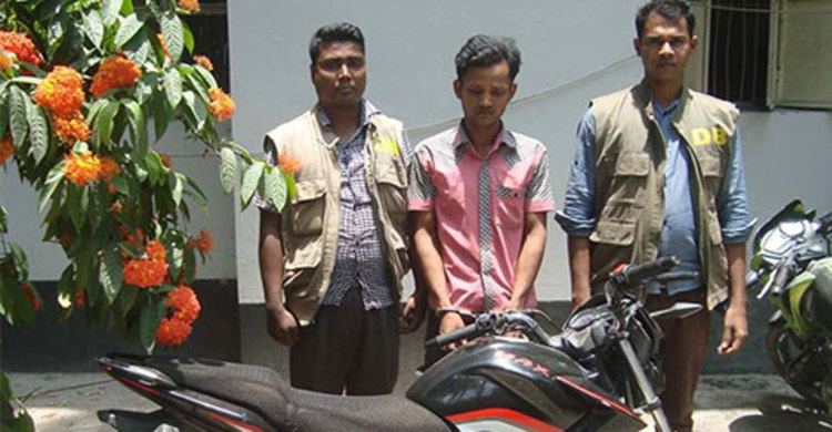 লক্ষ্মীপুরে চোরাই মোটরসাইকেলসহ যুবক আটক