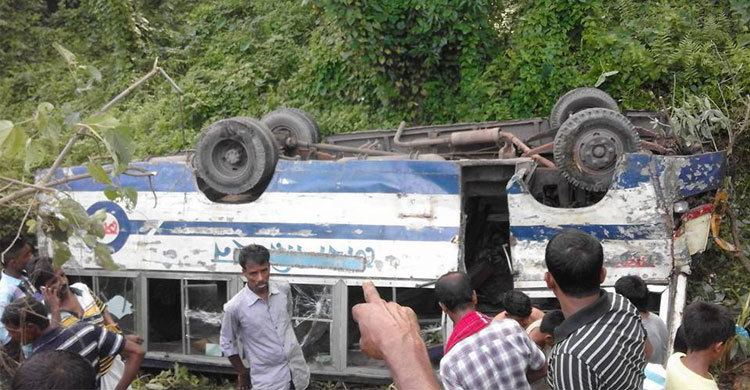 লক্ষ্মীপুরে যাত্রীবাহী বাস খাদে, আহত ২৫