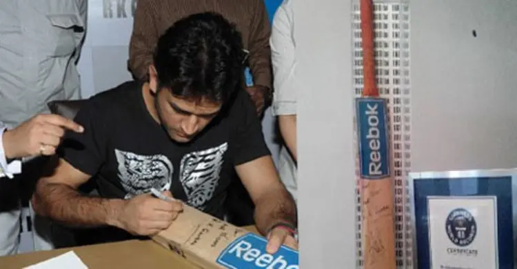 ধোনির সেই ব্যাটের দাম কোটি টাকা