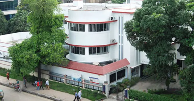 চলছে মহিমের প্রদর্শনী