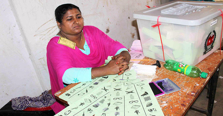 ঘোষণা দিয়েই প্রকাশ্যে ব্যালটে সিল মারা হলো