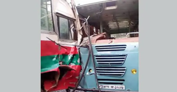 চবিতে বাসের মুখোমুখি সংঘর্ষে আহত ৫