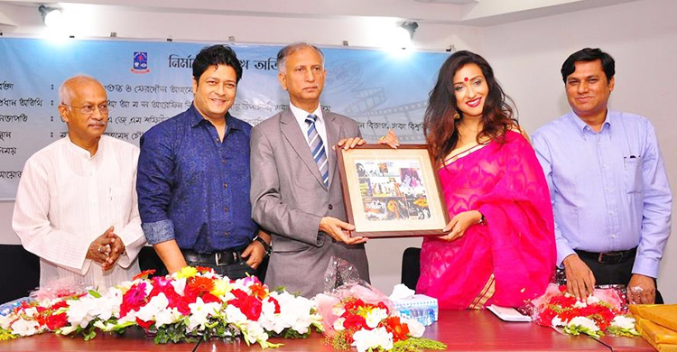 চলচ্চিত্র সেতুবন্ধন গড়ে তোলে : ঋতুপর্ণা