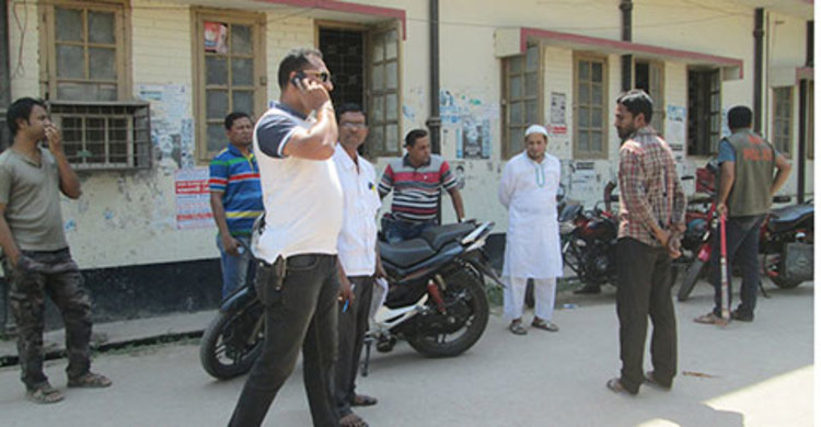 চুয়াডাঙ্গায় হাসপাতাল চত্বর থেকে পাঁচ দালাল আটক
