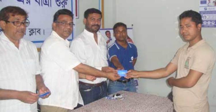 দিনাজপুরে সাংবাদিকদের মাঝে হেলথ কার্ড বিতরণ