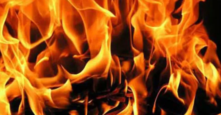 আগুনে পুড়ে দশ বাড়ি ভস্মিভূত