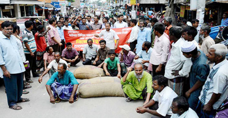 গাইবান্ধায় রাস্তায় ধানের বস্তা ফেলে কৃষকদের অবরোধ